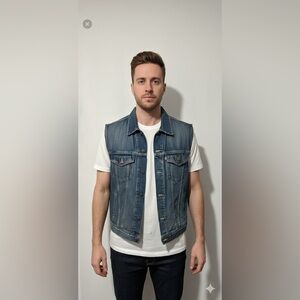 Levi's Vintage Y2K Relaxed
Trucker button up
Vest Blue Denim sz xl